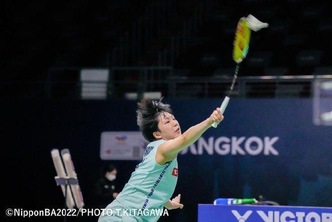 你是哪边的？本菲卡门将特鲁宾扑点后被队友阿劳若补射进球